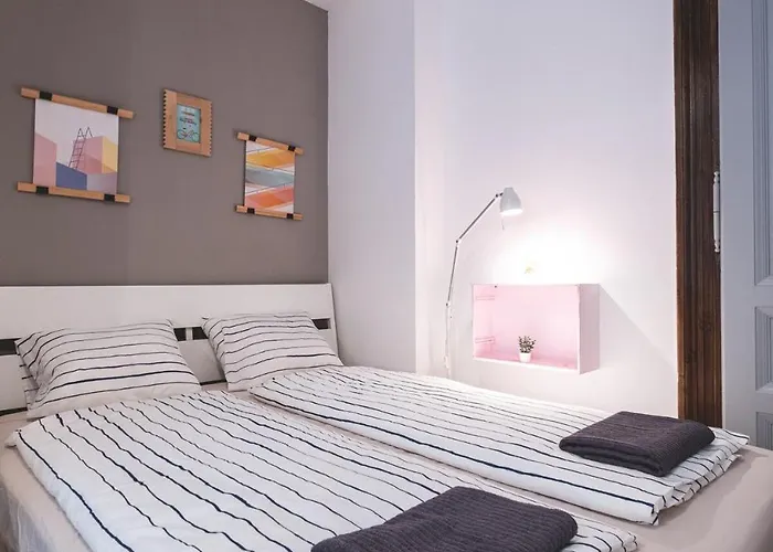 Lejlighed Downtown Palace District 3br Urban Retreat