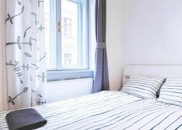 Downtown Palace District 3br Urban Retreat