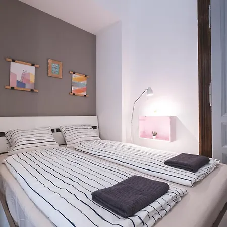 Daire Downtown Palace District 3br Urban Retreat