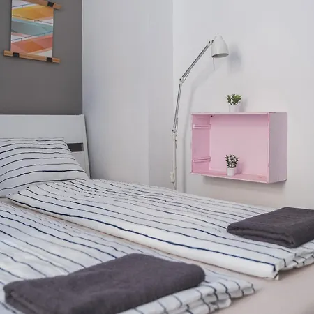 Daire Downtown Palace District 3br Urban Retreat *