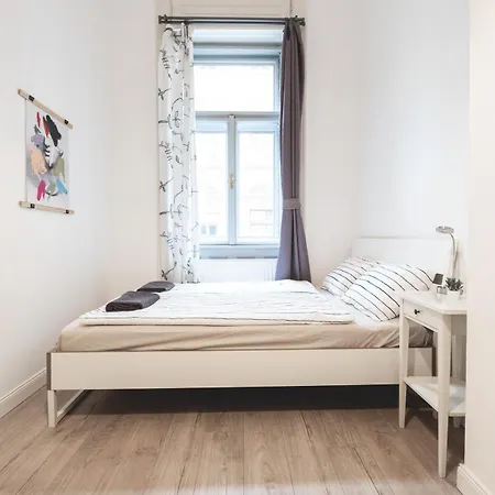 Daire Downtown Palace District 3br Urban Retreat