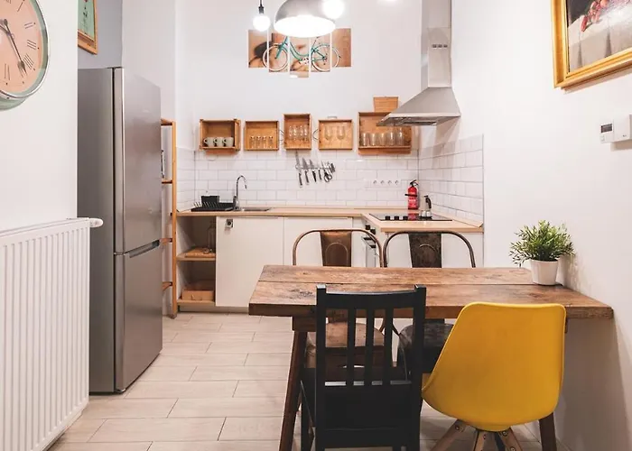 Downtown Palace District 3br Urban Retreat